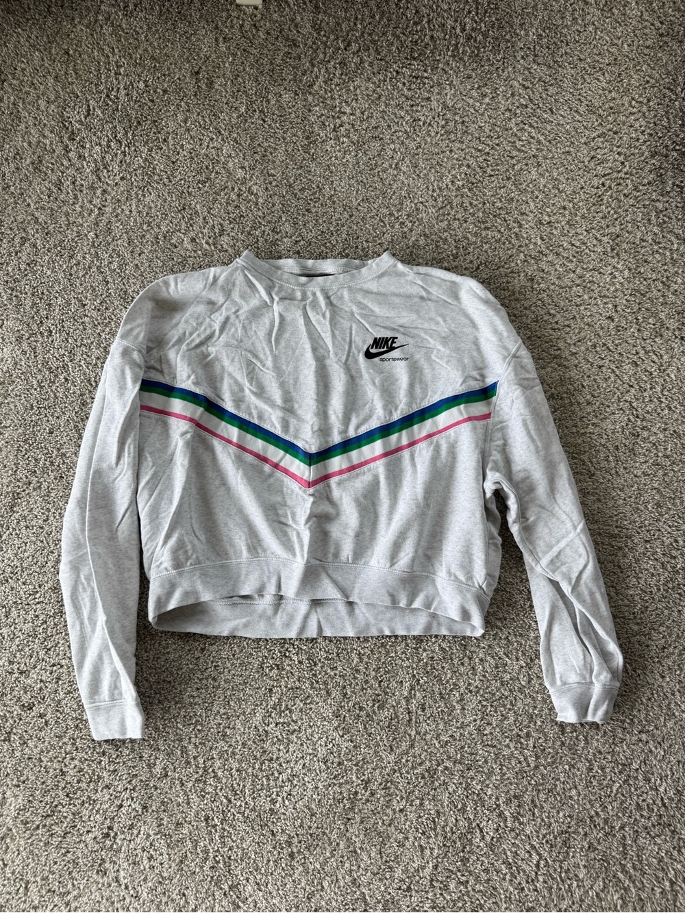 Nike Women’s Light Gray Cropped Sweatshirt with Multicolor Chevron